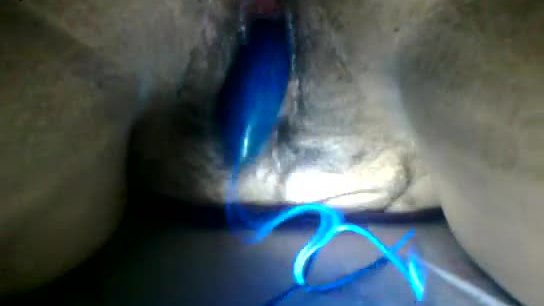 Jugando con vibrador y cojida